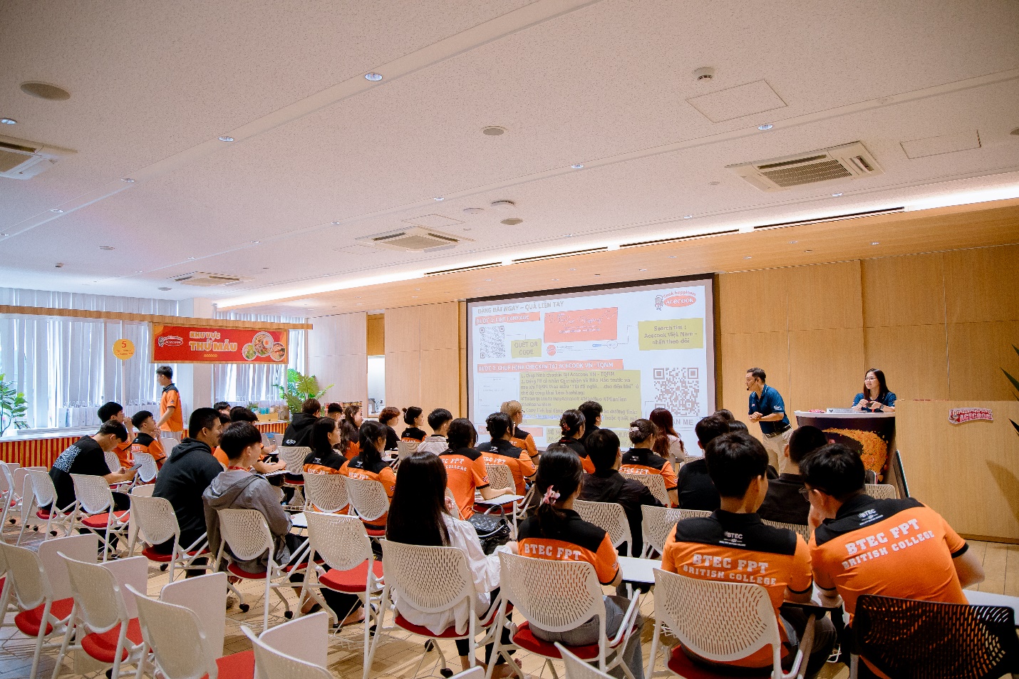 Mỗi năm, Acecook Việt Nam đón hơn 10.000 lượt khách đến tham quan nhà máy, trực tiếp chứng kiến quy trình sản xuất ra một vắt mì ăn liền