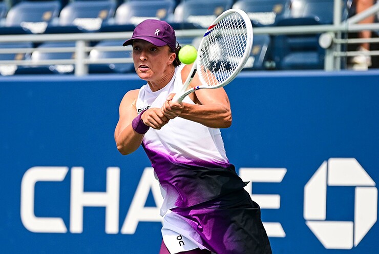Nóng rực tennis US Open: Swiatek thắng áp đảo, Osaka vượt khó