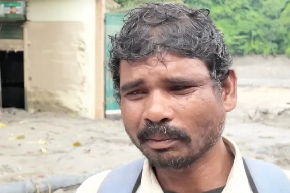 Talka Sada, ngoài 50 tuổi, vay 13 USD, đi bộ nhiều ngày qua vùng lũ Nepal tìm con trai. Ảnh: Al Jazeera