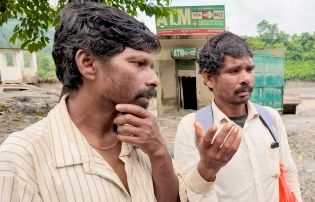Ông Talka Sada (phải) và em trai trong hành trình đi tìm Vinod. Ảnh: Al Jazeera