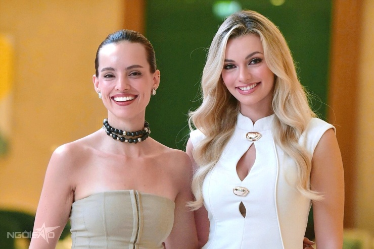 Karolina Bielawska là host phỏng vấn các hoa hậu. Video: Khắc Bình