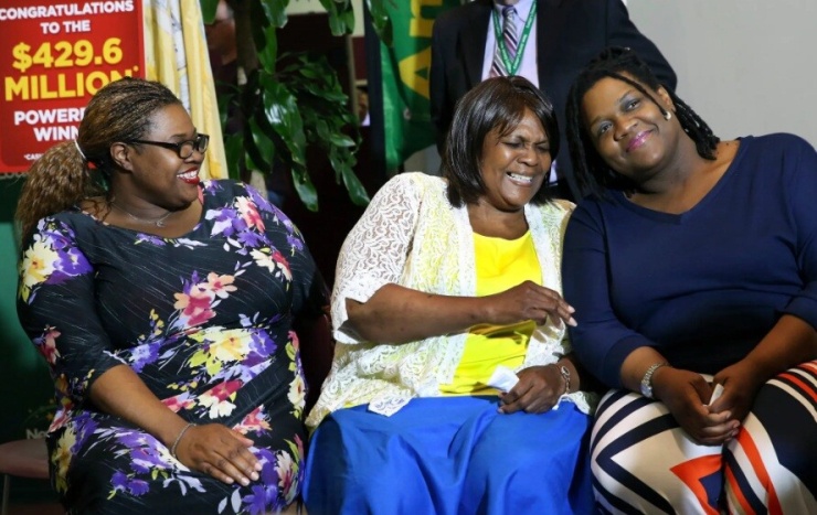 Bà Smith (ở giữa) và con gái Trenton, New Jersey khi nhận tin trúng số, năm 2016. Ảnh: Associated Press