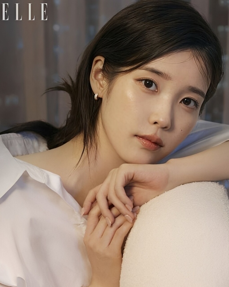 IU nổi tiếng với vẻ đẹp trong trẻo, làn da sáng mịn và diện mạo tự nhiên, góp phần tạo nên hình ảnh gần gũi, dịu dàng được khán giả yêu mến. Ảnh: Elle