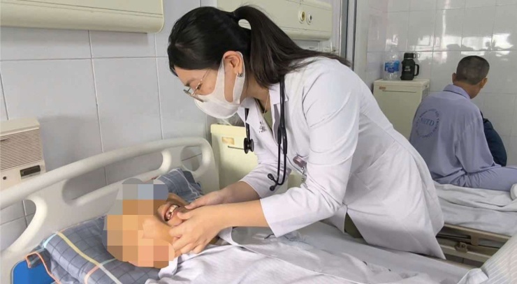 Tổn thương gan liên quan đến thuốc hoặc thảo dược có thể diễn biến âm thầm, các triệu chứng có thể chưa rõ trong giai đoạn đầu. (Bác sĩ kiểm tra sức khỏe cho bệnh nhân. Ảnh BVCC)