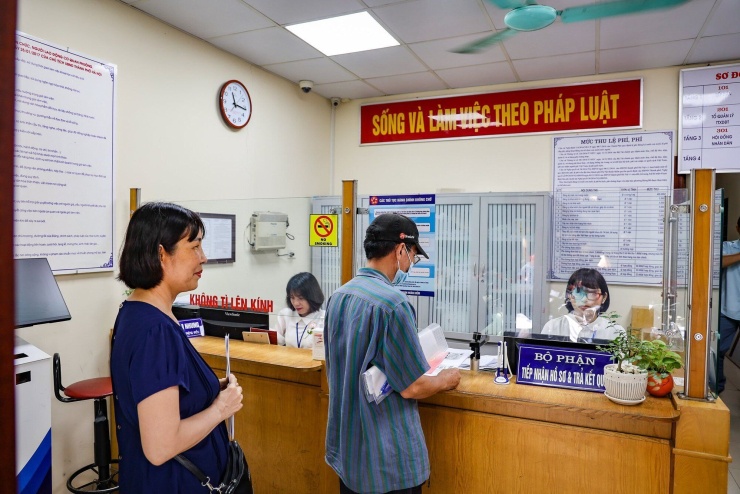 Người dân Hà Nội nhận kết quả giải quyết thủ tục hành chính.