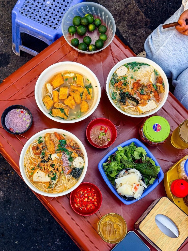 Đậu chần tuy đơn giản nhưng khá bắt miệng, được nhiều người địa phương ví von 'ngon hơn sơn hào hải vị'. Ảnh: Chi Mai