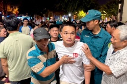 Sau chuyến biển sinh tử, 32 ngư dân vỡ òa trong vòng tay quê nhà