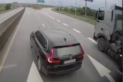 Xử phạt tài xế đột ngột chuyển làn khiến xe phía sau phanh dúi dụi trên cao tốc