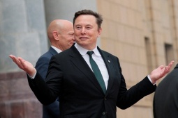 Elon Musk: Robot hình người sẽ 'tự sản xuất chúng' trong thập kỷ này