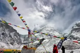 6.000 lít nước tiểu mỗi ngày của người leo Everest góp phần làm tan băng