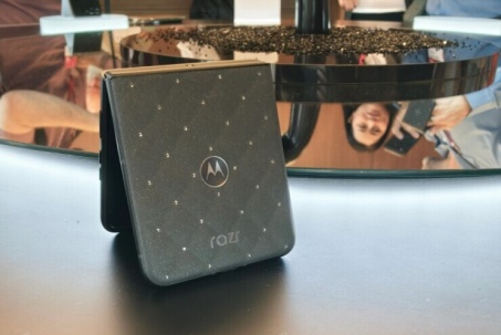 Motorola Razr 2026 đính 35 viên pha lê Swarovski ra mắt, giá chỉ hơn 23 triệu đồng