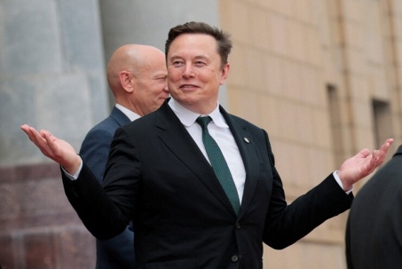 Elon Musk: Robot hình người sẽ 'tự sản xuất chúng' trong thập kỷ này