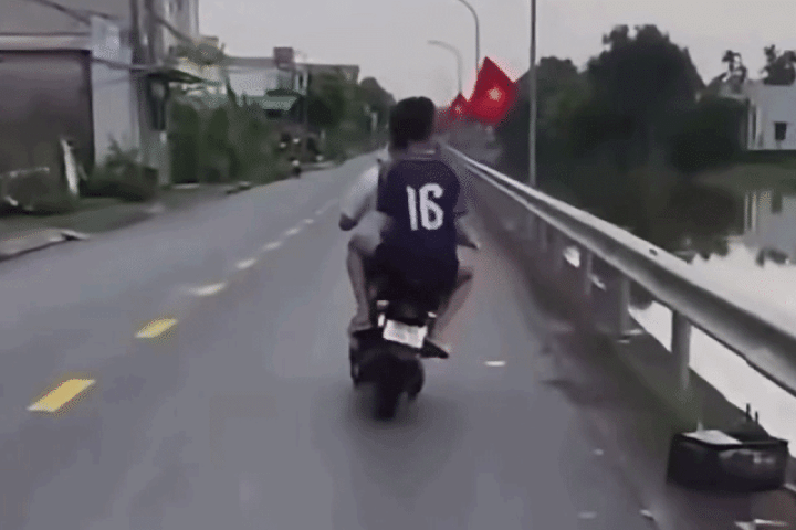 Hình phạt cho thiếu niên lạng lách, đánh võng trên đường