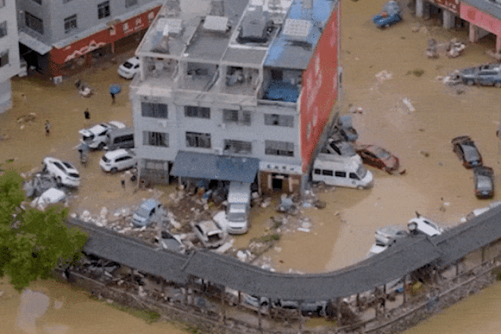 Đường phố Trung Quốc ngổn ngang sau lũ do bão Saudel