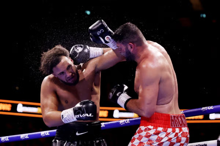 Moses Itauma (bên trái) chưa thể trở thành nhà vô địch boxing hạng nặng ở tuổi 21