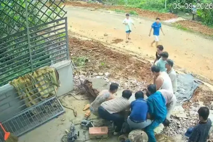 Tháo dỡ cổng nhà, một người bị trụ bê tông đè tử vong
