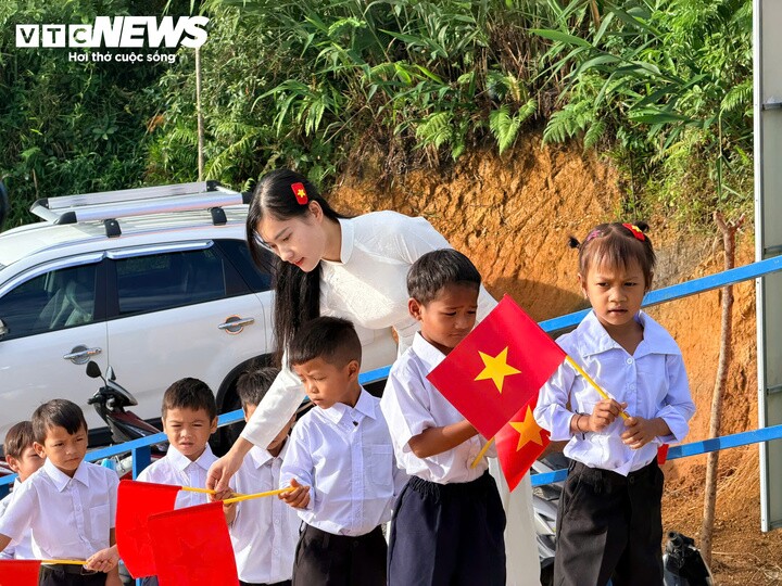 Năm học 2026-2027, điểm trường Tắk Pổ chào đón 38 học sinh gồm 21 em khối mầm non, 17 em khối tiểu học. Trong đó, khối mầm non do 2 giáo viên phụ trách, còn khối tiểu học do cô Trà Thị Thu - nữ giáo viên từng tạo nên “cơn sốt” mạng xã hội trong buổi sáng khai giảng năm học 2019-2020 với hình ảnh cô giáo mặc áo dài nắm tay học trò trên ngọn đồi cỏ may - đảm nhận.