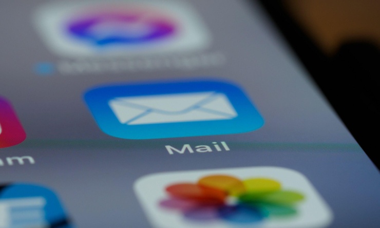 Đứng đầu danh sách 'phép lịch sự' công sở không cần thiết là các quy tắc về viết email. Ảnh: Canva