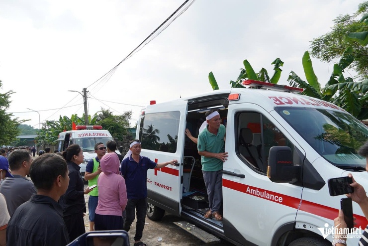 Khoảng 8h30 cùng ngày, sau hành trình hơn 1.100km, xe chở linh cữu 3 mẹ con chị M. từ Đồng Nai về đến quê nhà.