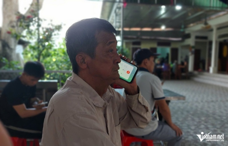 Ông Quang liên tục gọi điện cho người thân, hỏi xem con và các cháu đã đi đến đâu.