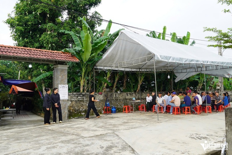 Vụ án mạng ở Đồng Nai: Người thân khóc nghẹn đón linh cữu con cháu về Nghệ An - 1