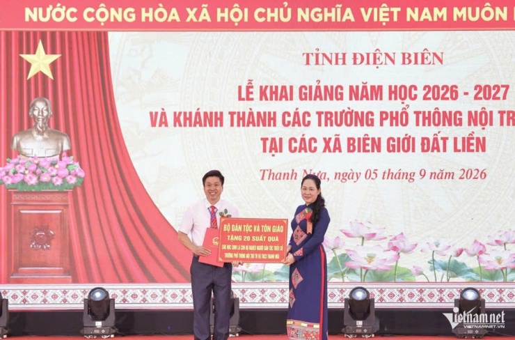 Thứ trưởng Bộ Dân tộc và Tôn giáo trao tặng 20 suất quà trong lễ khai giảng tại Trường Phổ thông nội trú Tiểu học và Trung học cơ Thanh Nưa, tỉnh Điện Biên.