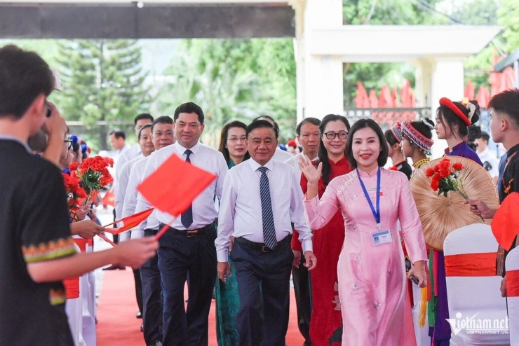 Thường trực Ban Bí thư Trần Cẩm Tú dự lễ khai giảng tại Trường PT DTNT tỉnh Bắc Ninh.