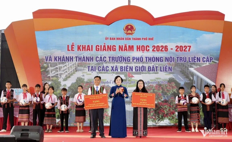 Phó Thủ tướng Chính phủ Phạm Thị Thanh Trà dự lễ khai giảng và khánh thành Trường Phổ thông nội trú Tiểu học và Trung học cơ sở A Lưới 3, xã A Lưới 3, TP Huế. 