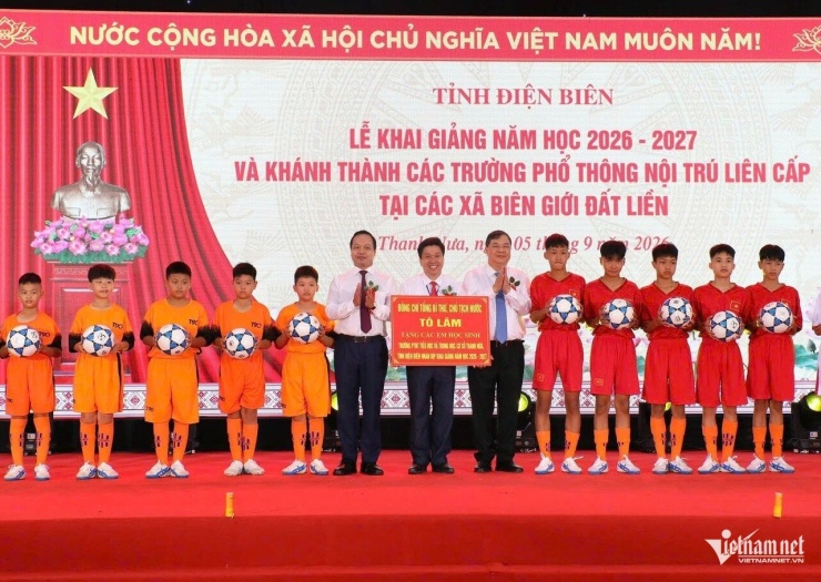 Phó Thủ tướng Thường trực Chính phủ trao quà của Tổng Bí thư, Chủ tịch nước Tô Lâm gửi tặng học sinh Điện Biên.