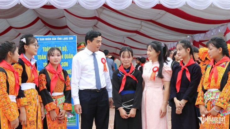 Thứ trưởng Thường trực Bộ Dân tộc và Tôn giáo Nguyễn Hoài Anh trò chuyện với giáo viên, học sinh Trường Phổ thông nội trú Tiểu học và THCS xã Mẫu Sơn (Lạng Sơn). Ảnh: Thúy Hồng