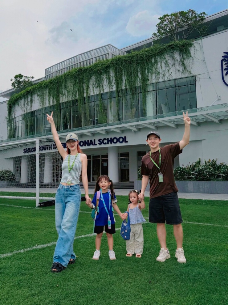 Đông Nhi - Ông Cao Thắng đăng hình ảnh gia đình trong ngày khai giảng của con gái lớn. Cặp đôi nhắn nhủ: “Một năm học mới bắt đầu. Cả nhà chúc chị hai có một năm học nhiều niềm vui và nhiều điều thú vị nhé”.