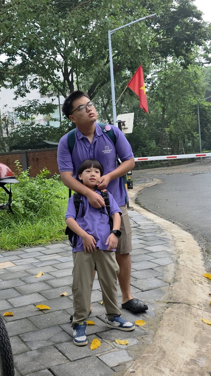 “Khai giảng - thích, rất thích”, NSND Xuân Bắc viết. Với anh, câu chuyện về ngày khai trường từng trở thành chủ đề chính trong bữa cơm trưa gia đình, từ chuyện tiếng trống khai giảng, bạn mới, văn nghệ cho đến những điều rất nhỏ nhưng lại trở thành ký ức lâu dài.