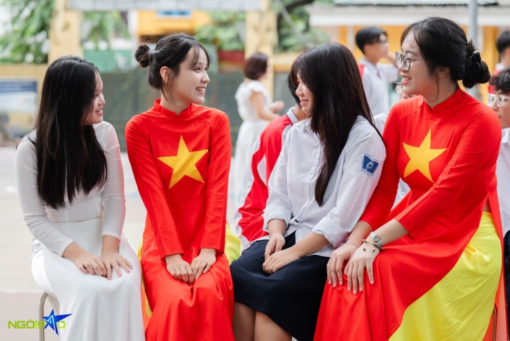 Nữ sinh Phan Đình Phùng dậy từ 3h30 trang điểm, dự khai giảng cuối cấp - 7