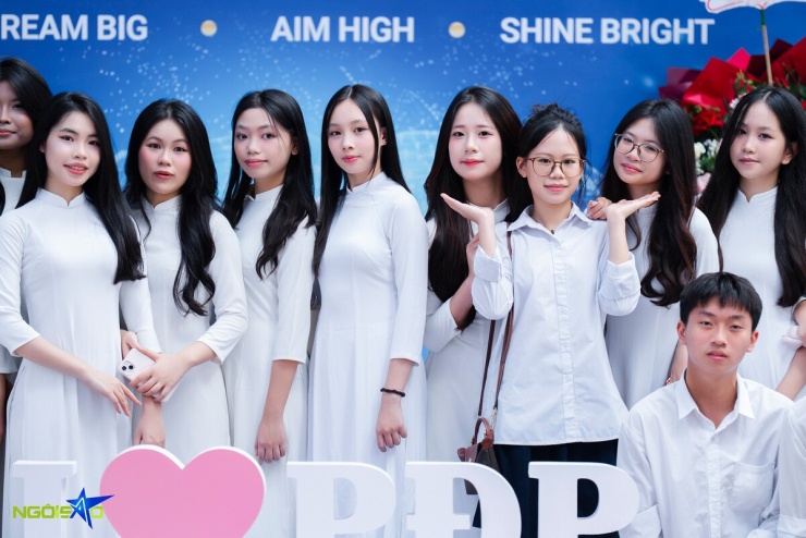Nữ sinh Phan Đình Phùng dậy từ 3h30 trang điểm, dự khai giảng cuối cấp - 9