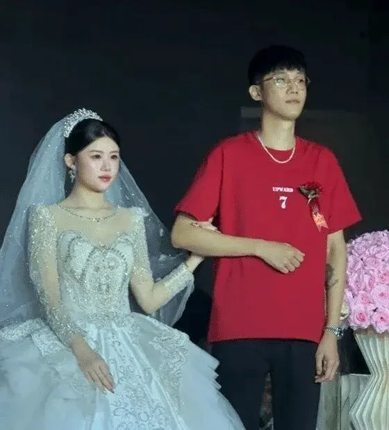 Video Zheng dẫn con gái vào lễ đường. Ảnh: World Journal