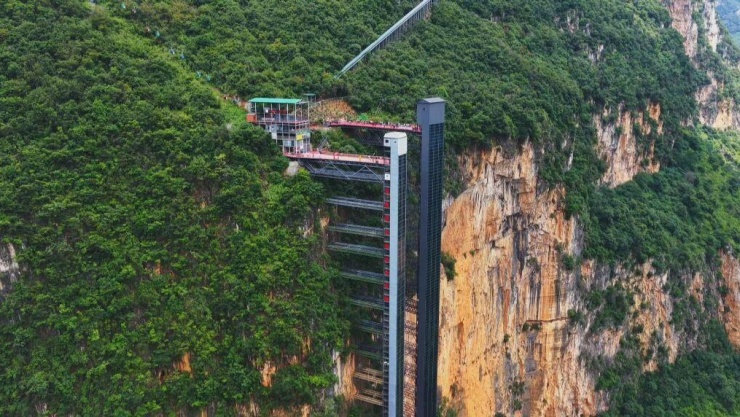 Đây là hai thang máy bám vách núi duy nhất ở Trung Quốc.
