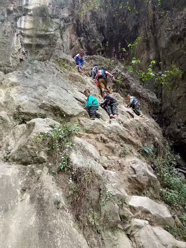 Con đường đến trường trước đây của học sinh làng Nizhuhe phải bám vào vách đá hơn 3 tiếng mỗi lượt đi.