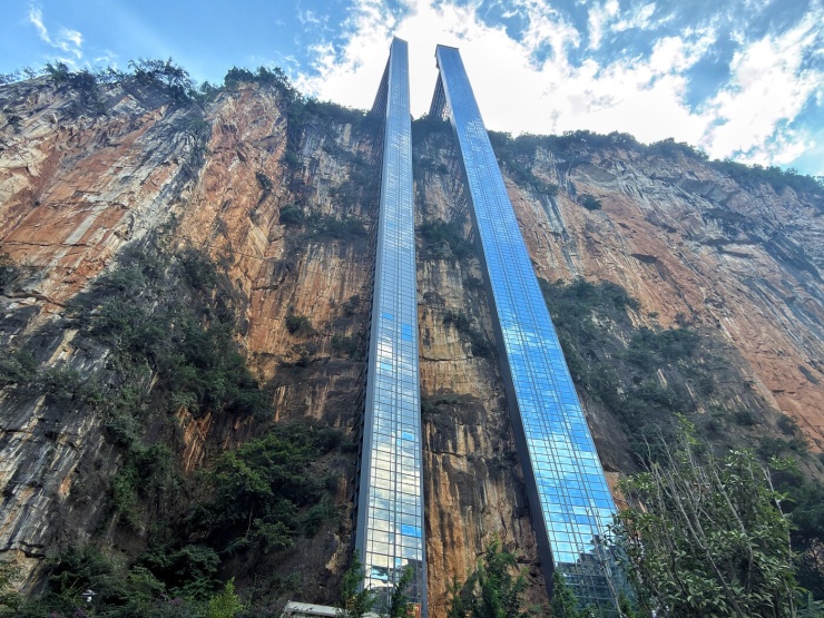 Hai thang máy Qingyun cao 268 m và Fuyao cao 288 mét ở vách núi Nizhuhe, tỉnh Vân Nam. Ảnh: Tân Hoa xã