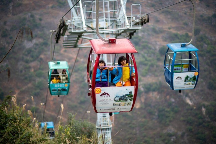 Sau gần 300 mét thang máy, học sinh tiếp tục đi cabin để đến trường.