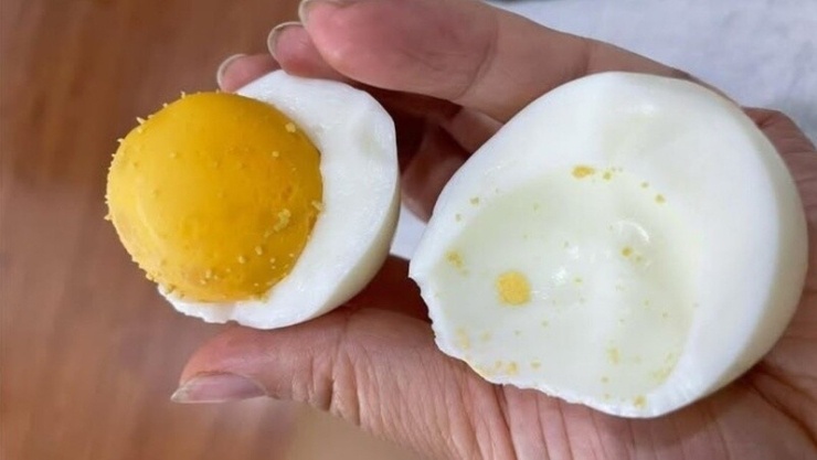 Lăn trứng gà có “hút độc”, giảm mệt mỏi như lời truyền miệng? - 1