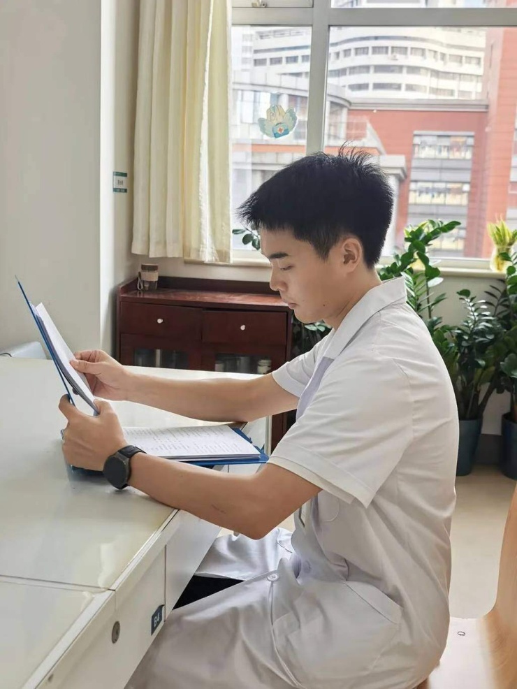 Huang Hongxin nỗ lực trở thành bác sĩ sau khi được truyền cảm hứng từ ca phẫu thuật tim ngày nhỏ. Ảnh: CCTV