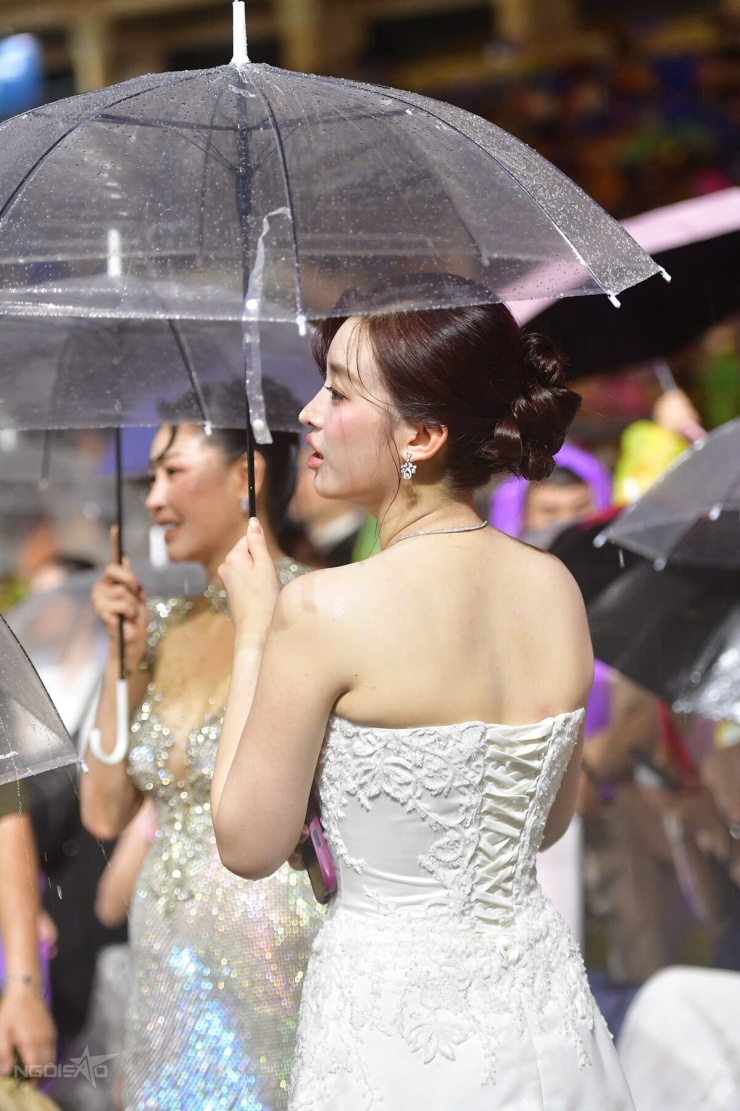 Dàn hoa hậu, khán giả đội mưa xem Miss World 2026 - 2