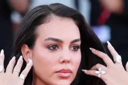Vợ Ronaldo bị chê