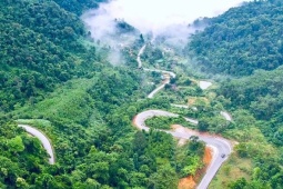Ôtô chở máy xúc lật, đè vợ chồng tử vong