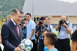 Thủ tướng chuyển quà Tổng Bí thư, Chủ tịch nước Tô Lâm tặng học sinh vùng cao