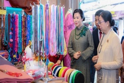 Phu nhân Tổng Bí thư, Chủ tịch nước và phu nhân Tổng thống Myanmar thăm làng lụa