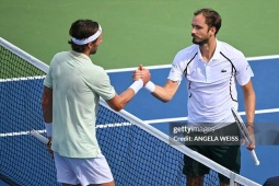 Rực lửa tennis US Open: Medvedev và Sabalenka thắng thuyết phục