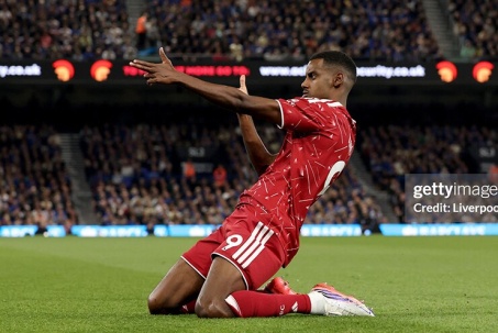 Liverpool ca khúc khải hoàn: "Sát thủ" Isak lợi hại trở lại, Gakpo thăng hoa