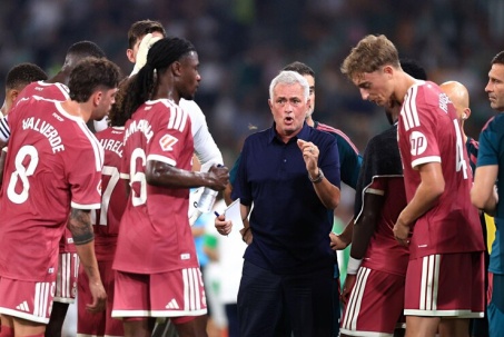 Mourinho xây “cỗ máy hủy diệt” Real Madrid, vẫn đau đầu vì tử huyệt