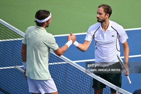 Rực lửa tennis US Open: Medvedev và Sabalenka thắng thuyết phục